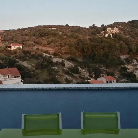 Sea View 1-bedroom Long Island