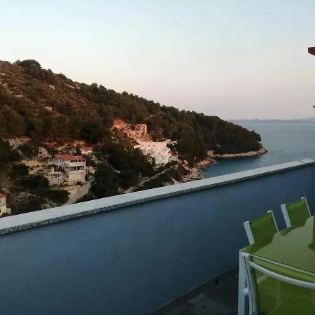 Sea View 1-bedroom Long Island *