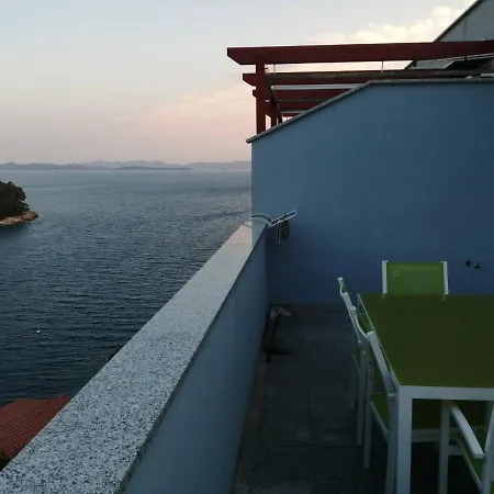 Sea View 1-bedroom Long Island Apartament
