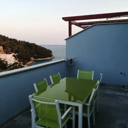 Sea View 1-bedroom Long Island Apartament *