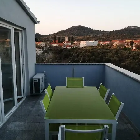Sea View 1-bedroom Long Island Apartament